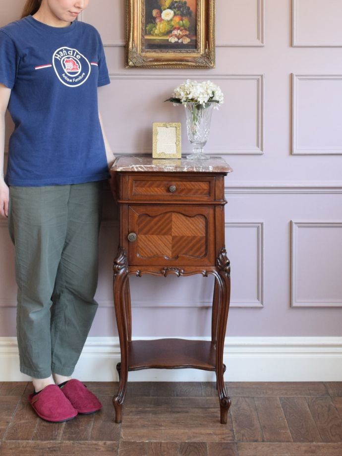 フランスの優雅なサイドキャビネット