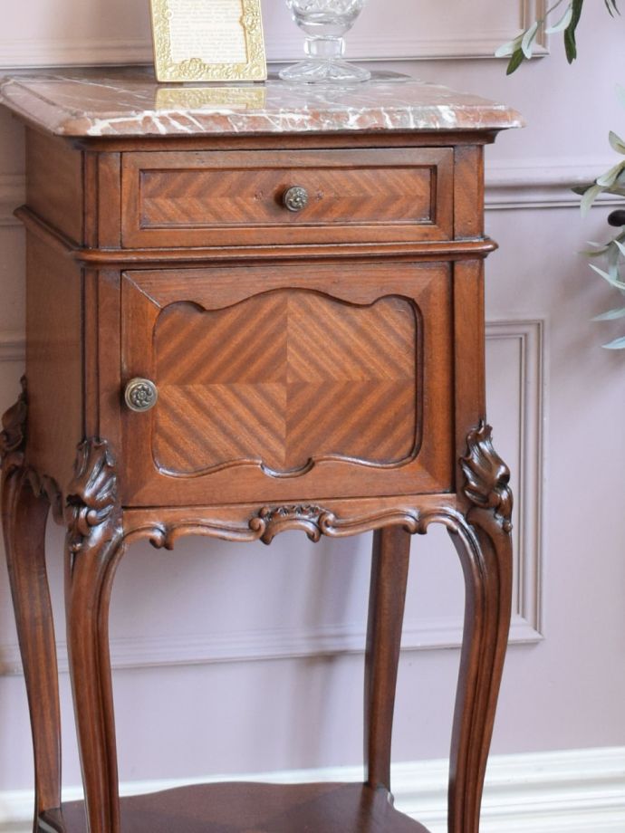 フランスのアンティークらしい美しい彫