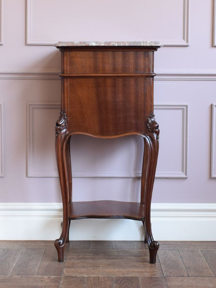 サイドキャビネットの後ろ姿