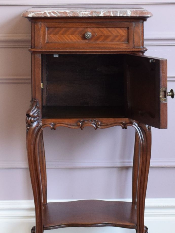 アンティークのサイドキャビネットの扉の中