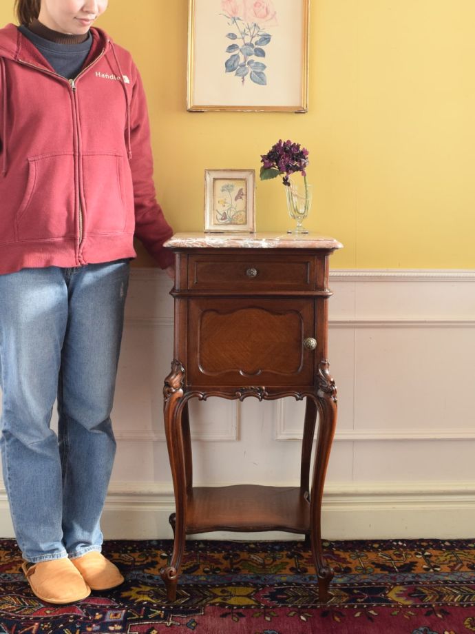 フランスの優雅なサイドキャビネット