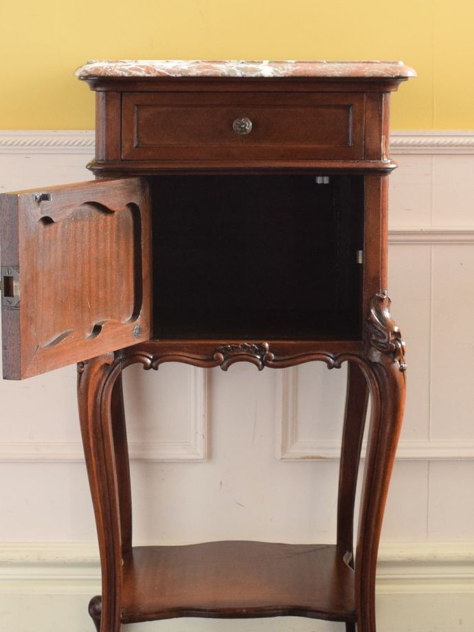 アンティークのサイドキャビネットの扉の中