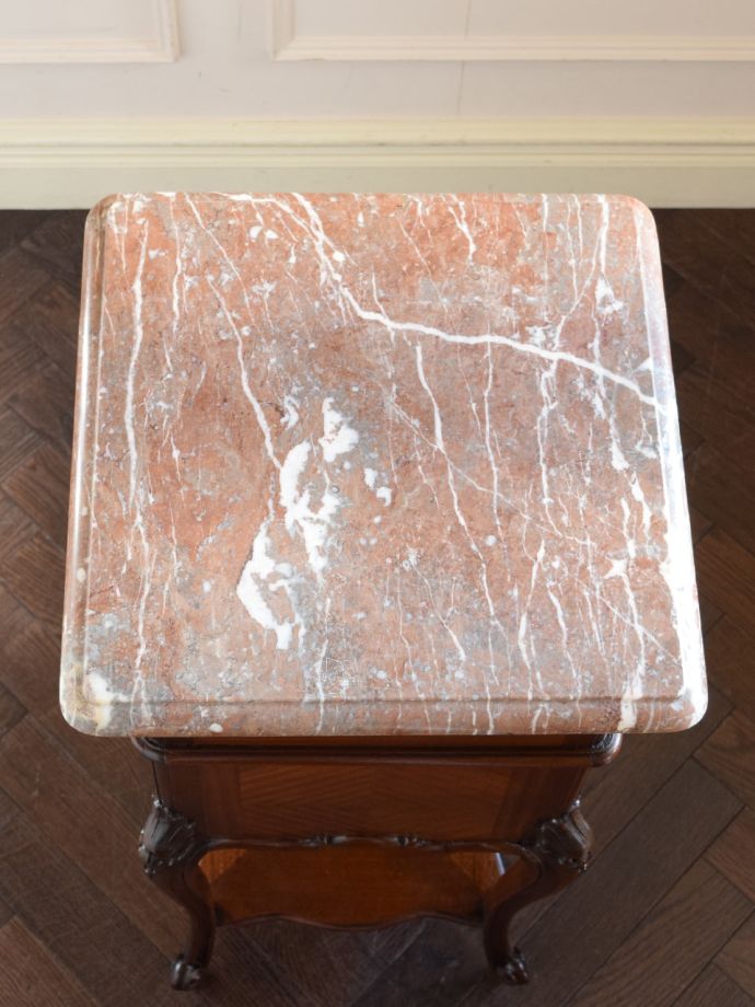 アンティークのサイドキャビネットの天板