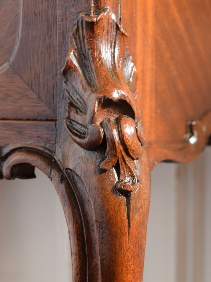 アンティーク家具らしい装飾