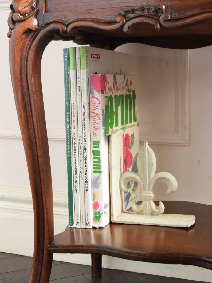 サイドキャビネットの扉を開けると