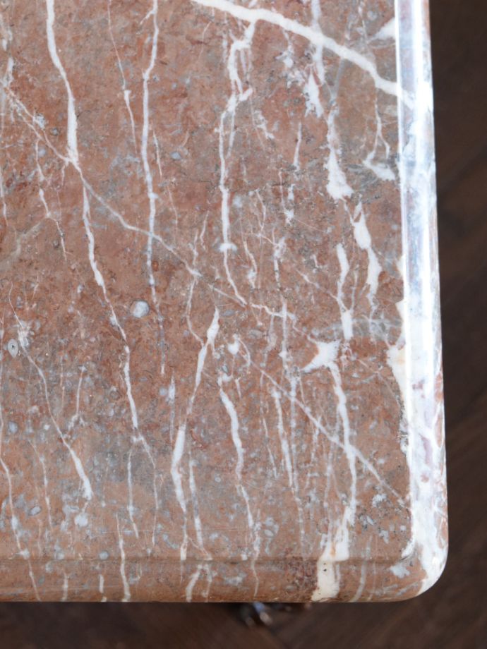 アンティークのサイドキャビネットの天板