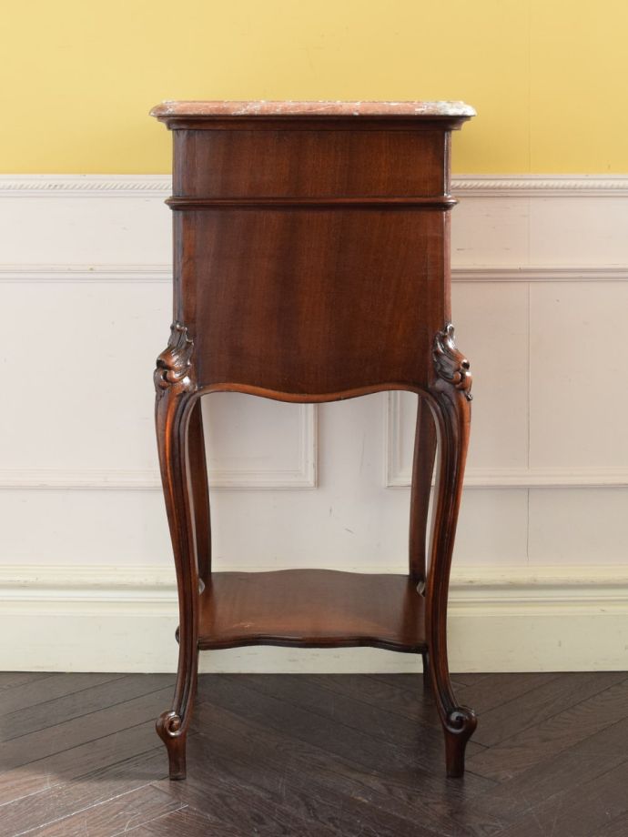 サイドキャビネットの後ろ姿