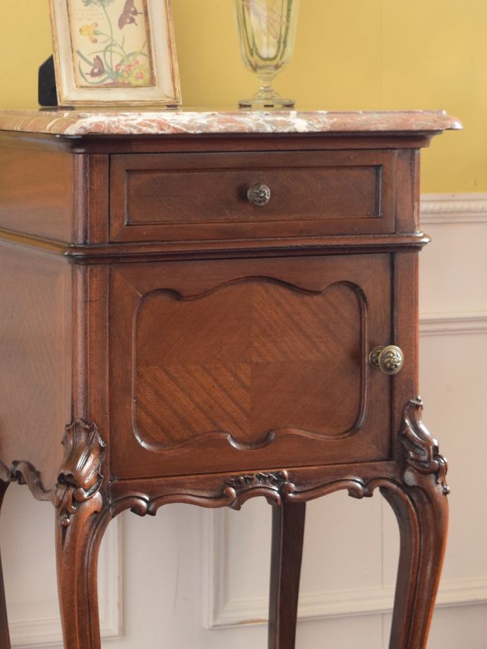 フランスのアンティークらしい美しい彫