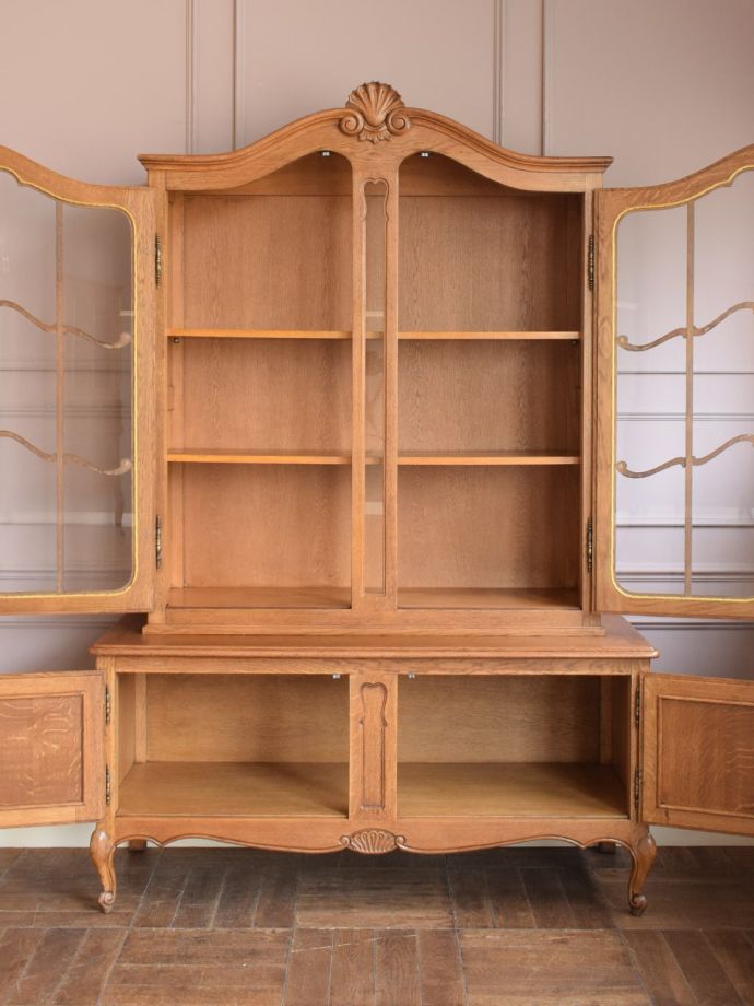 アンティークのキャビネットの扉の中