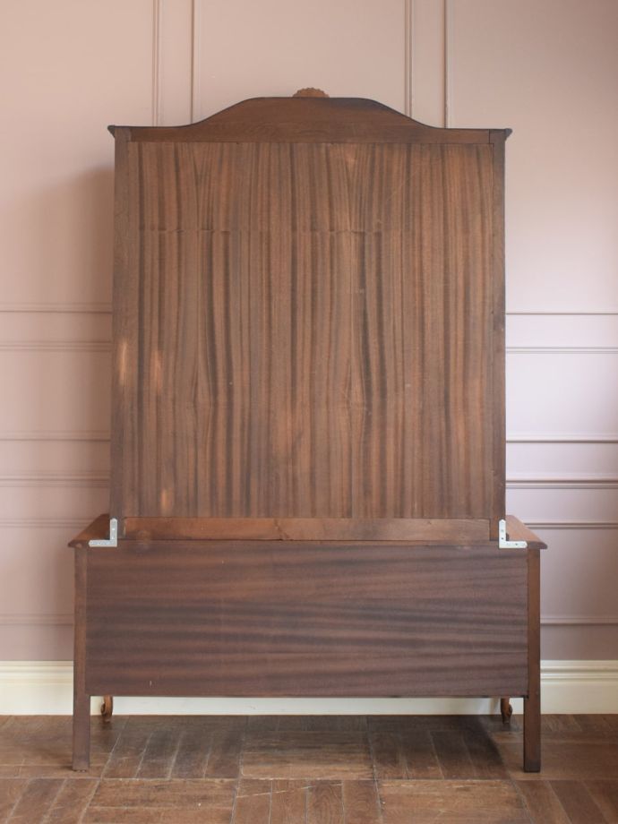 キャビネットの後ろ姿