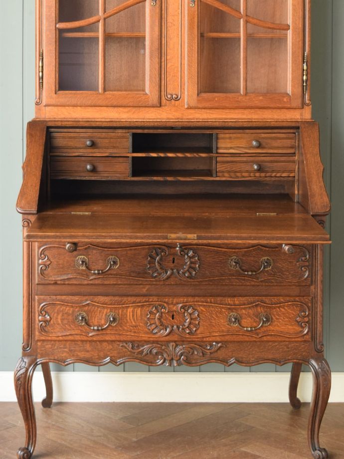 アンティークビューローの中