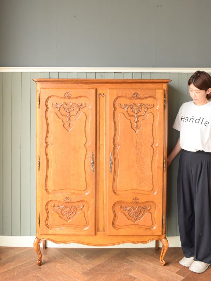 フランスの優雅なサイドボード