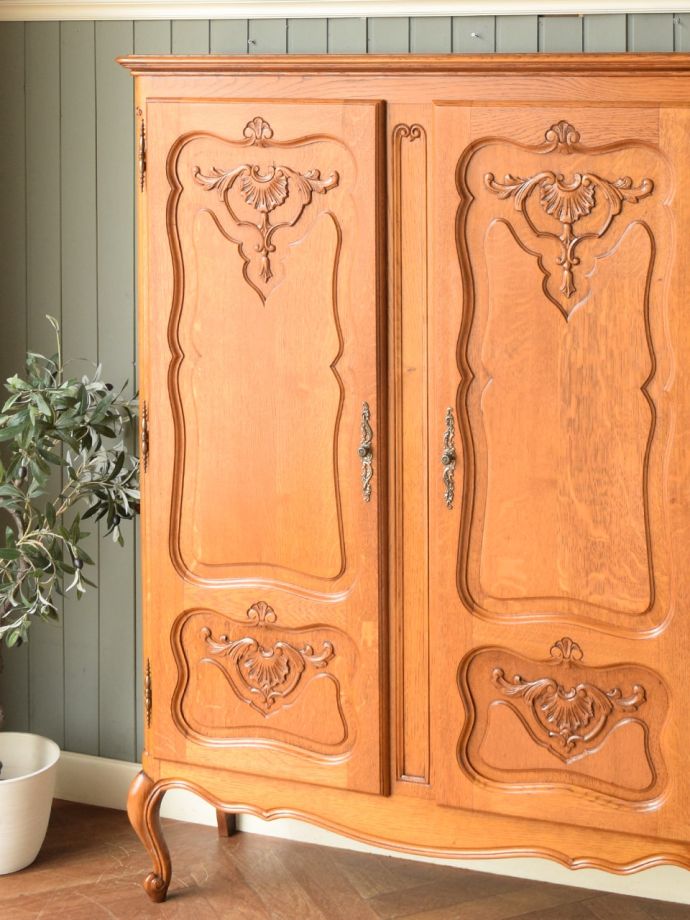 フランスのアンティークらしい美しい彫