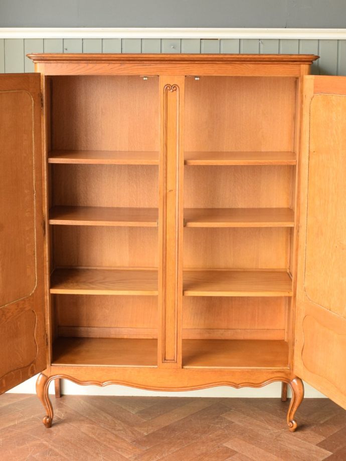 アンティークのサイドボードの扉の中