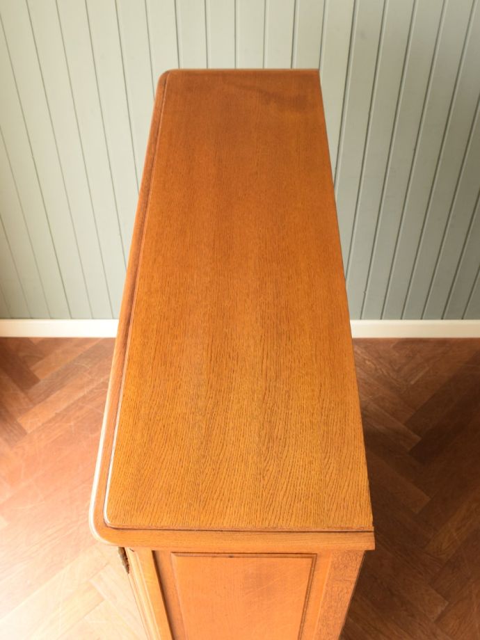 アンティークのサイドボードの天板