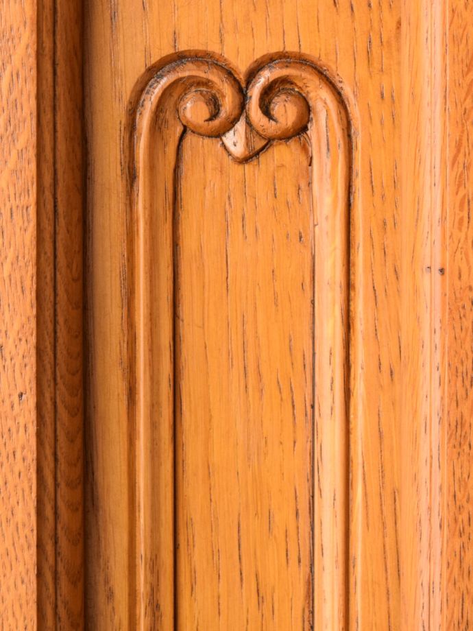 フランスアンティーク家具らしい彫