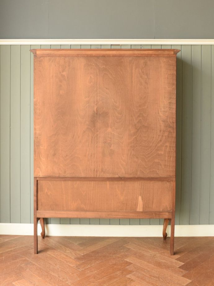 サイドボードの後ろ姿