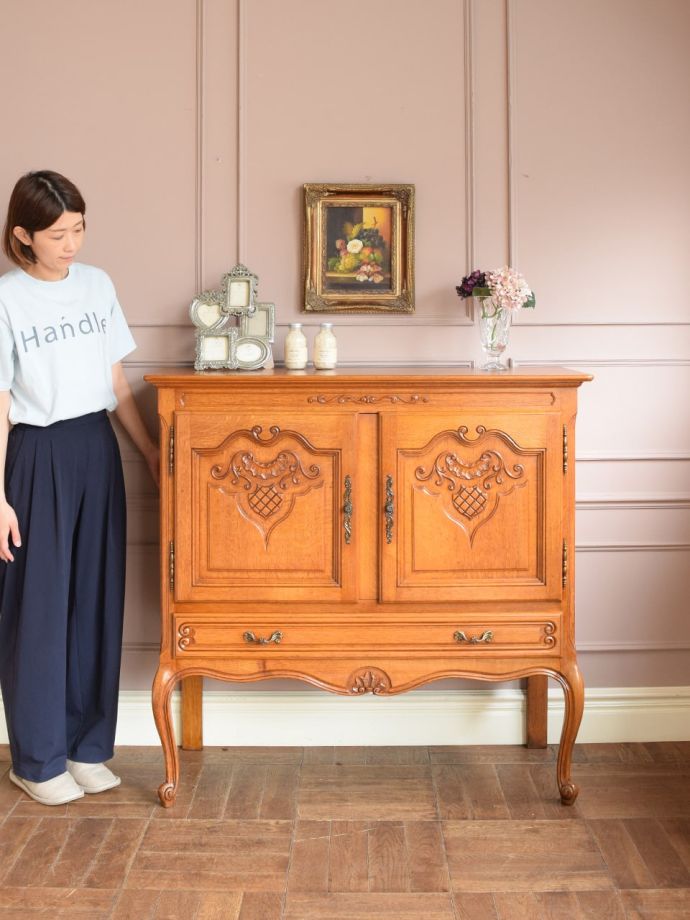 フランスの優雅なサイドボード