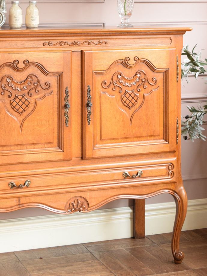 フランスのアンティークらしい美しい彫