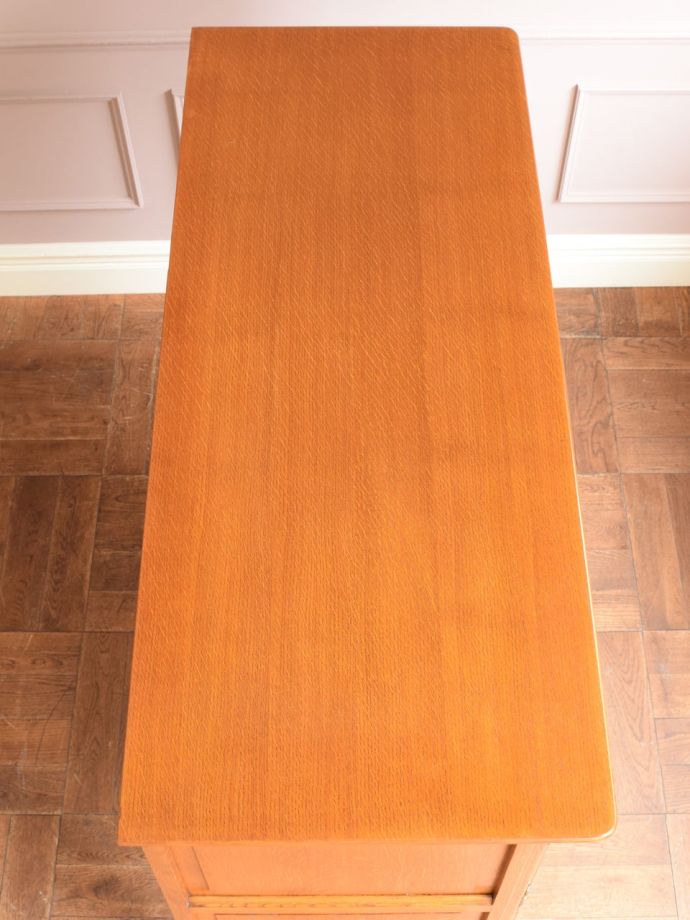 アンティークのサイドボードの天板