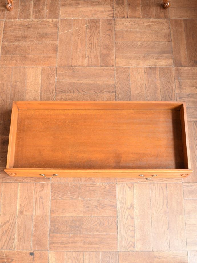 サイドボードの引き出しの中