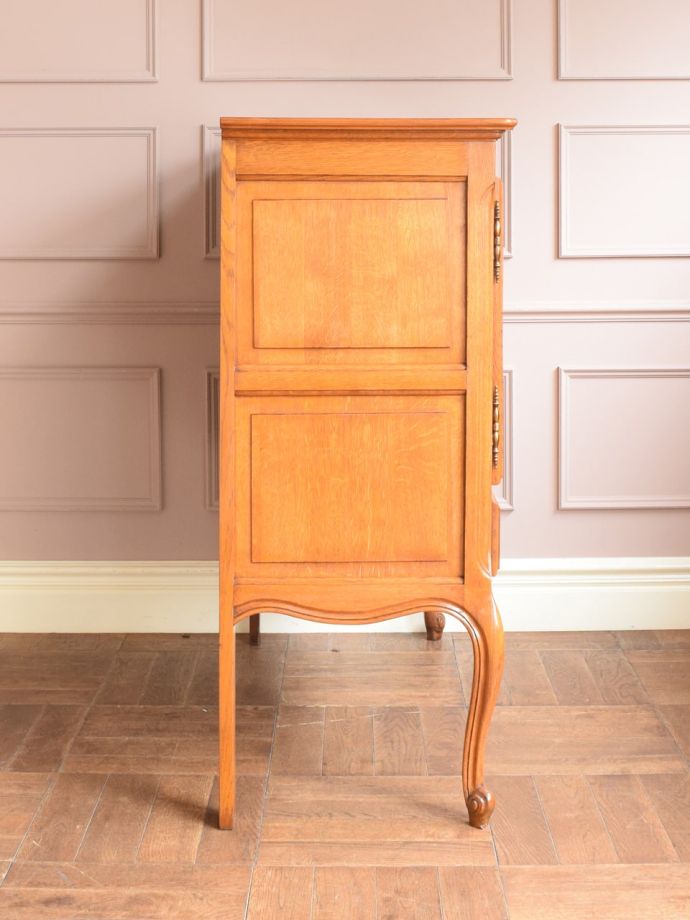 サイドボードの側面