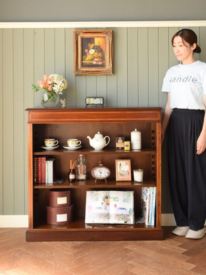 アンティークのオープンシェルフ