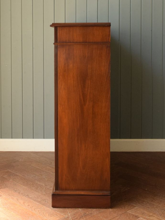 オープンシェルフの側面