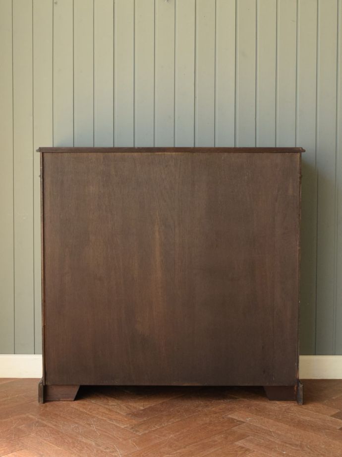 オープンシェルフの後ろ姿