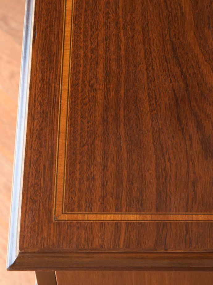 英国アンティーク家具らしい装飾