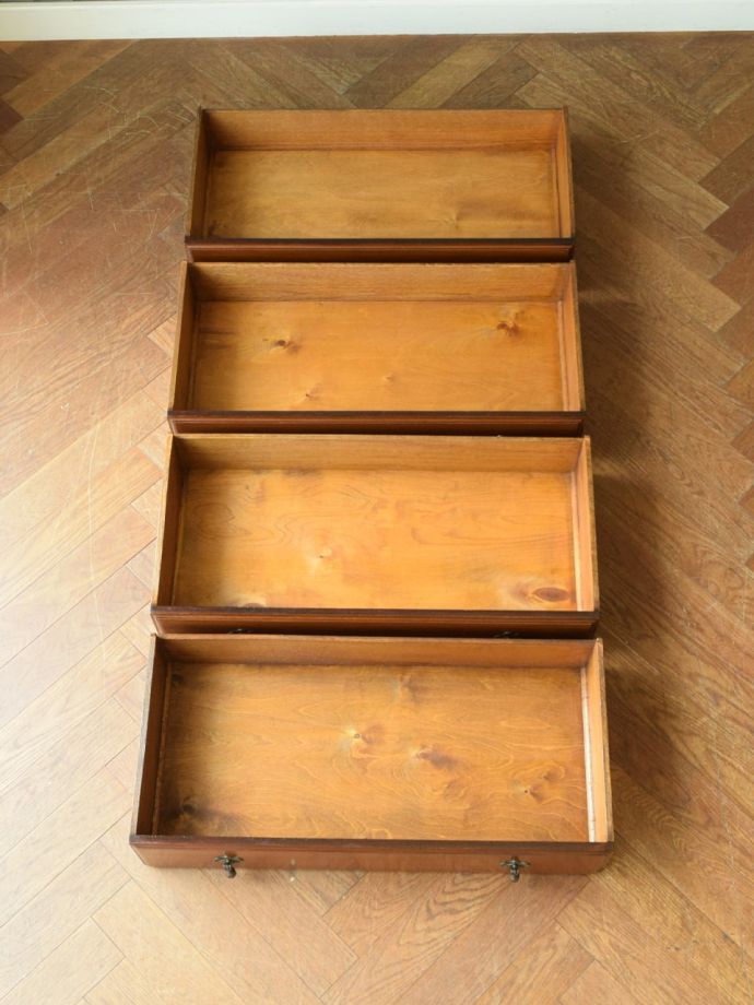 アンティークチェストの引き出しの中