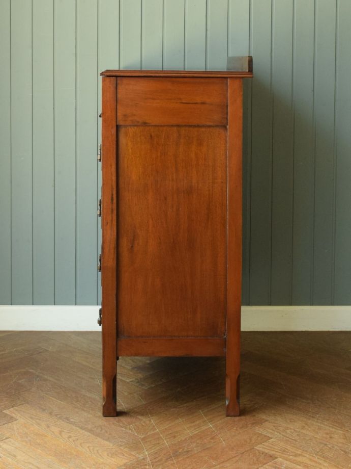 アンティークチェストの側面