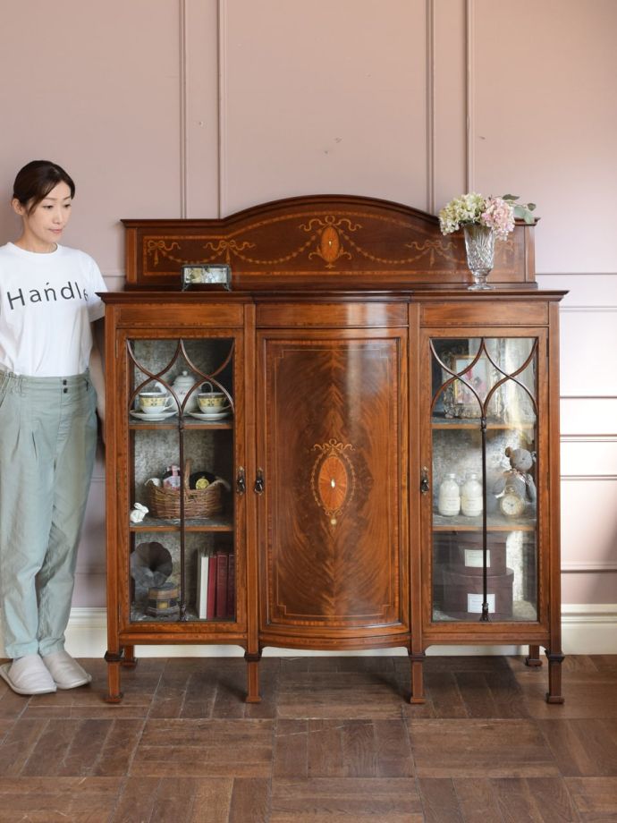 英国アンティークのキャビネット