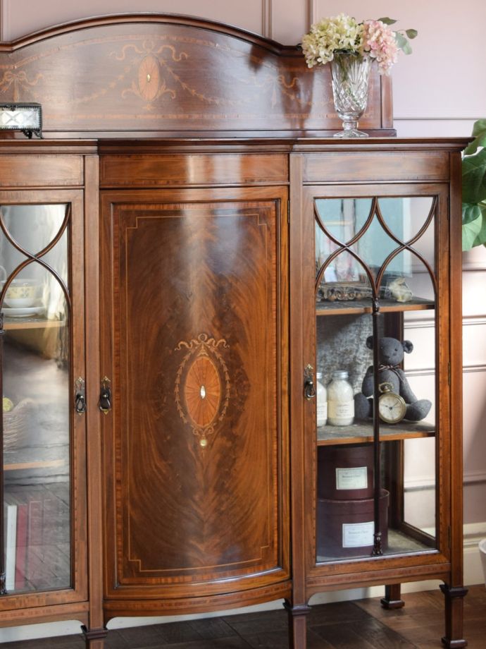 ガラス扉のおしゃれなキャビネット