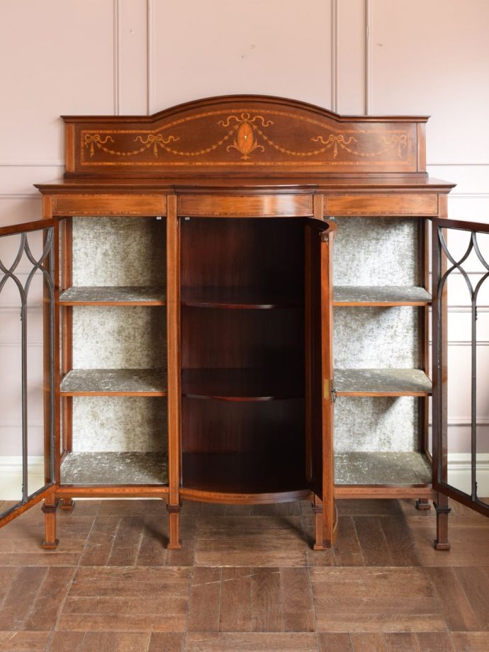 キャビネットの扉の中