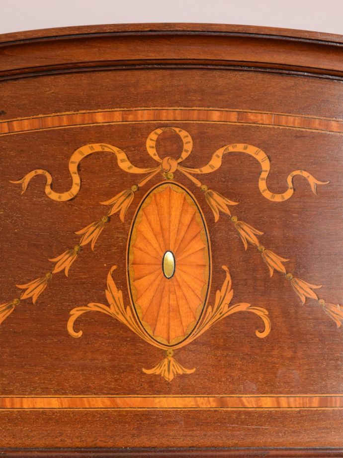 キャビネットの華やかな装飾