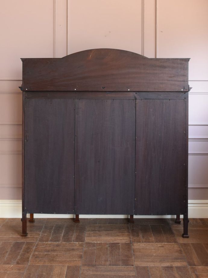 キャビネットの後ろ姿