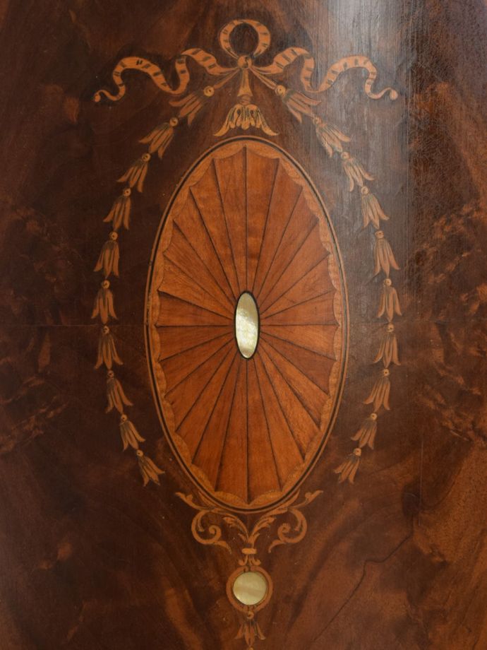 ガラスキャビネットの装飾