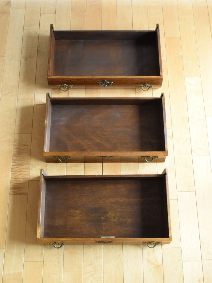 フランスのチェストの引き出しの中