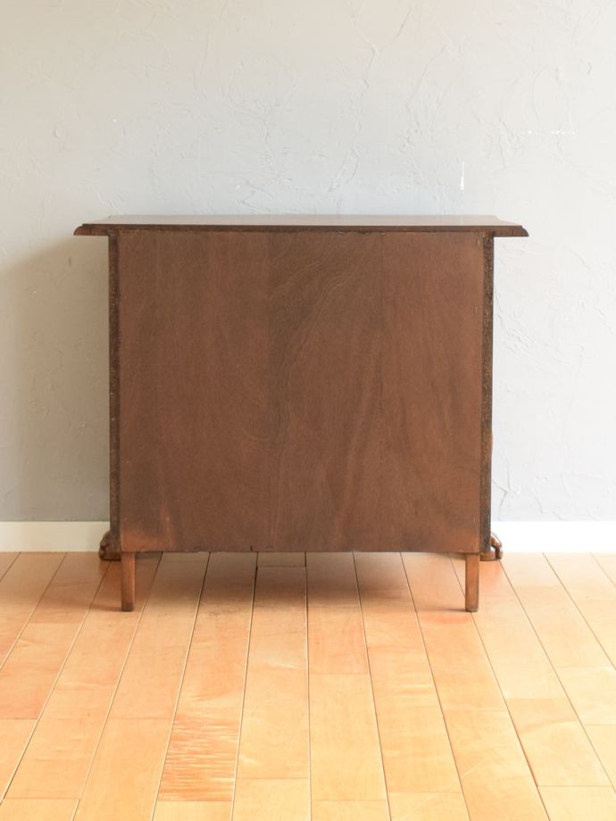 チェストの後ろ姿