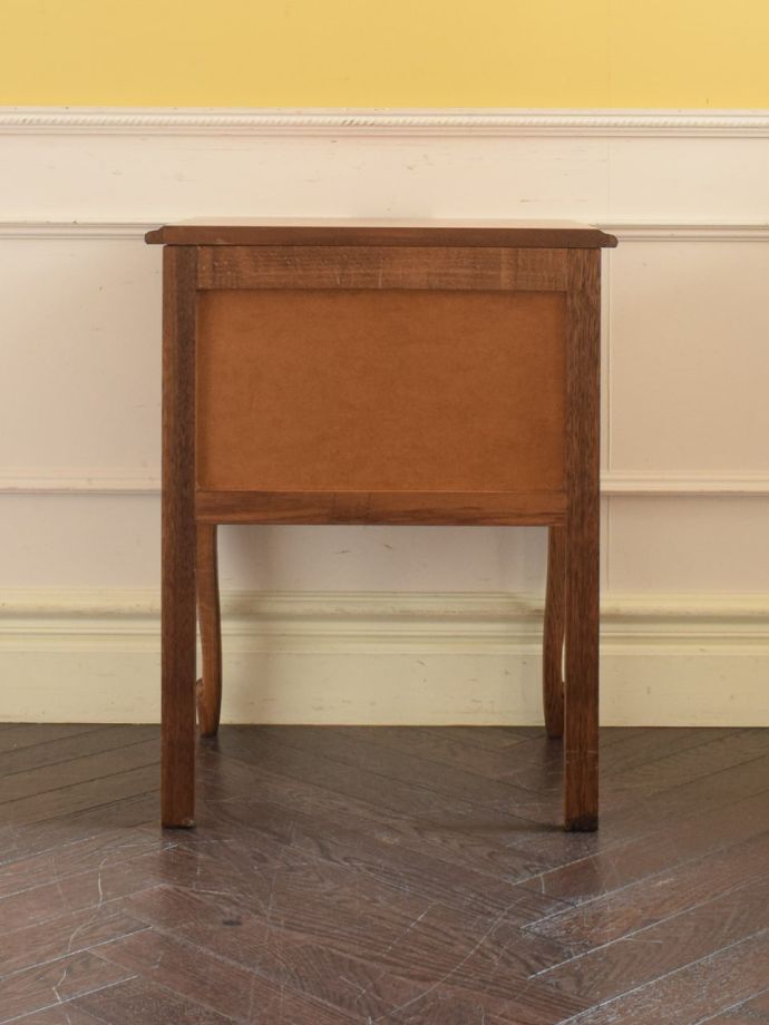 サイドチェストの後ろ姿