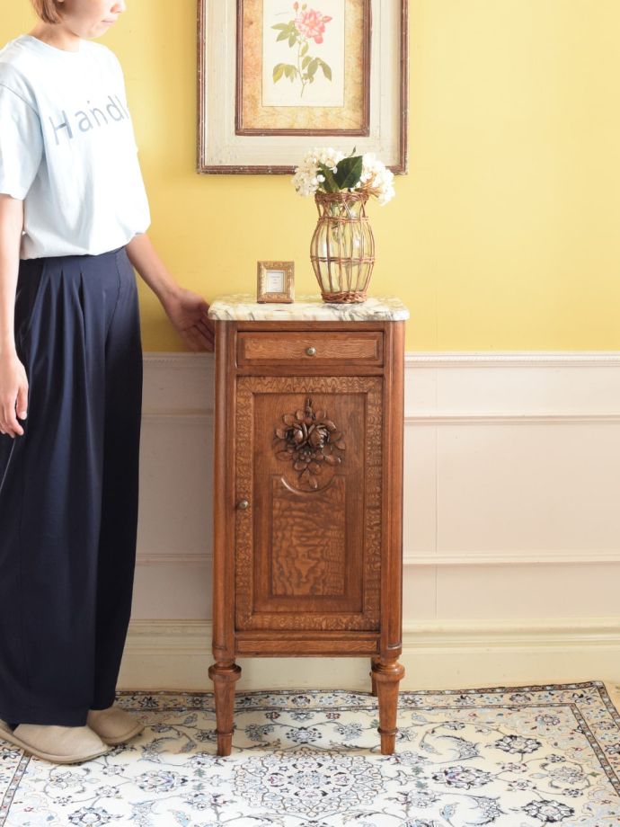 フランスの優雅なサイドキャビネット