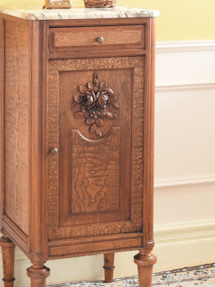 フランスのアンティークらしい美しい彫