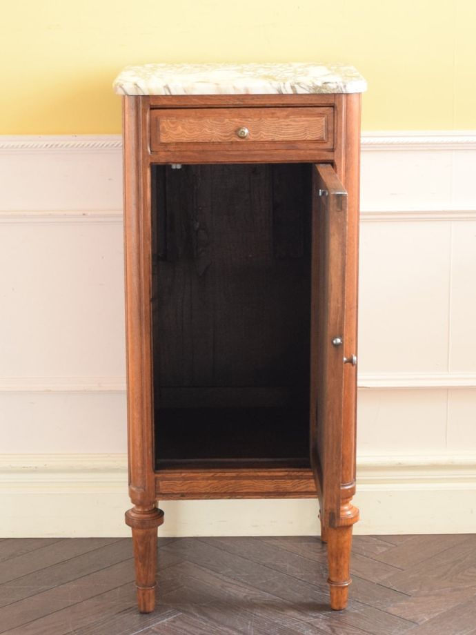 アンティークのサイドキャビネットの扉の中
