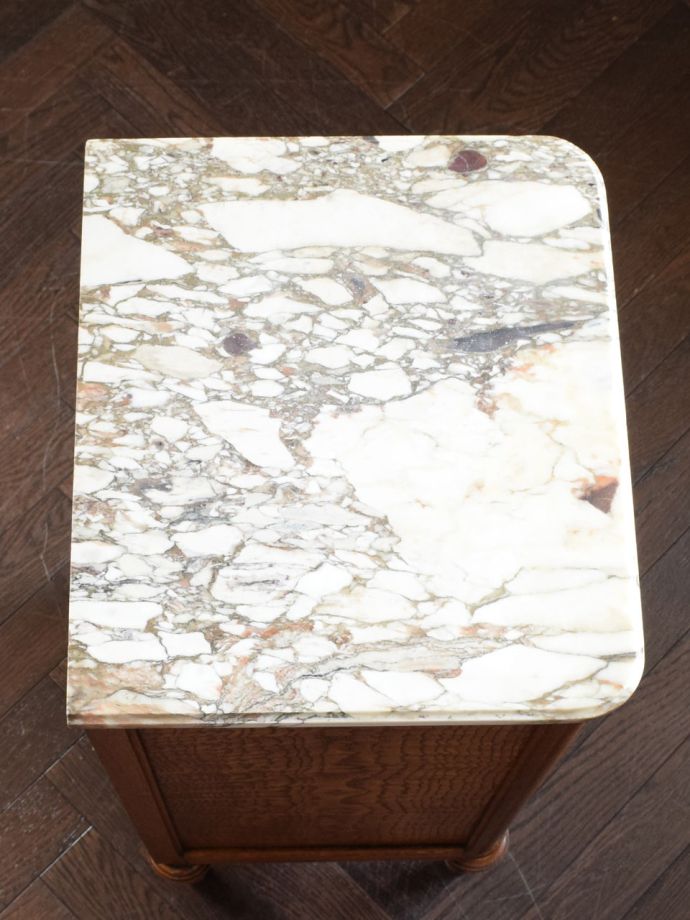 アンティークのサイドキャビネットの天板