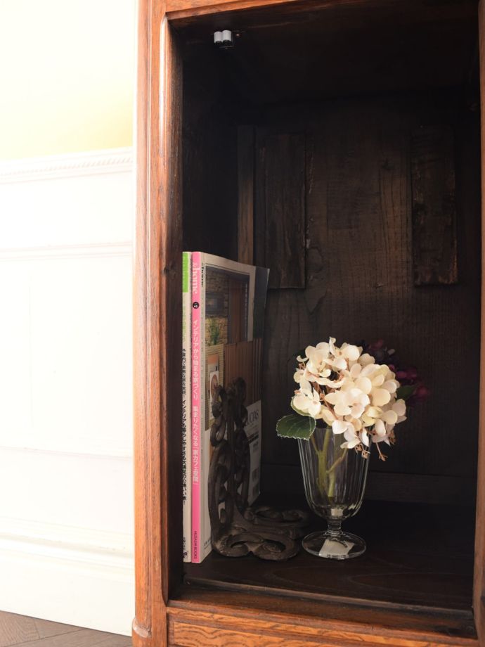 サイドキャビネットの扉を開けると