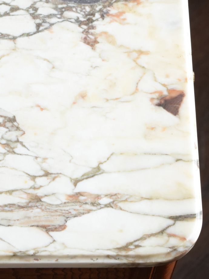 アンティークのサイドキャビネットの天板