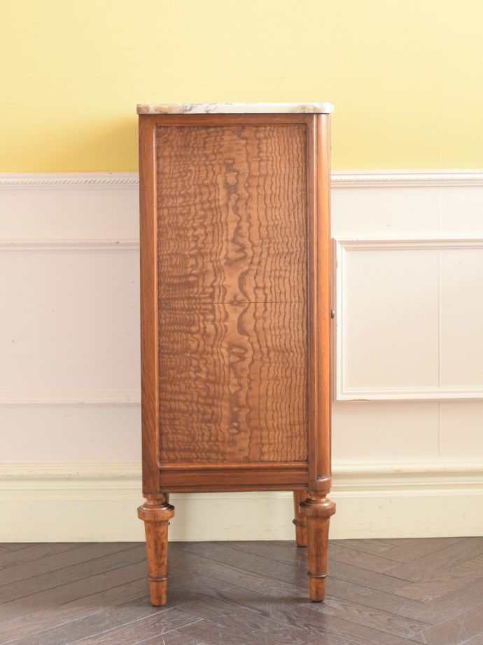 サイドキャビネットの側面