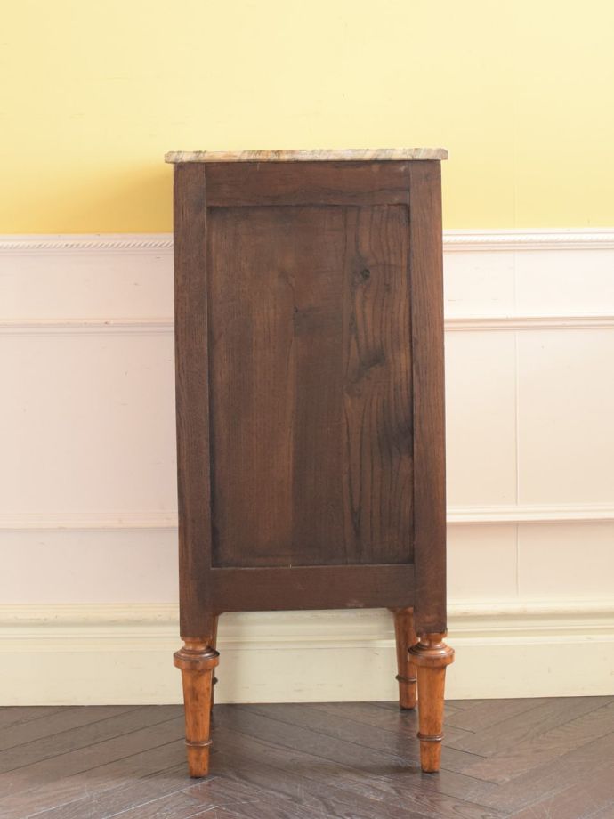 サイドキャビネットの後ろ姿