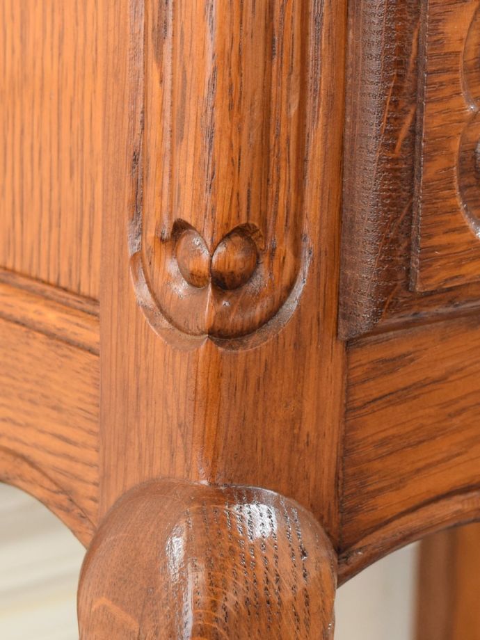 フランスの家具らしい優雅な彫